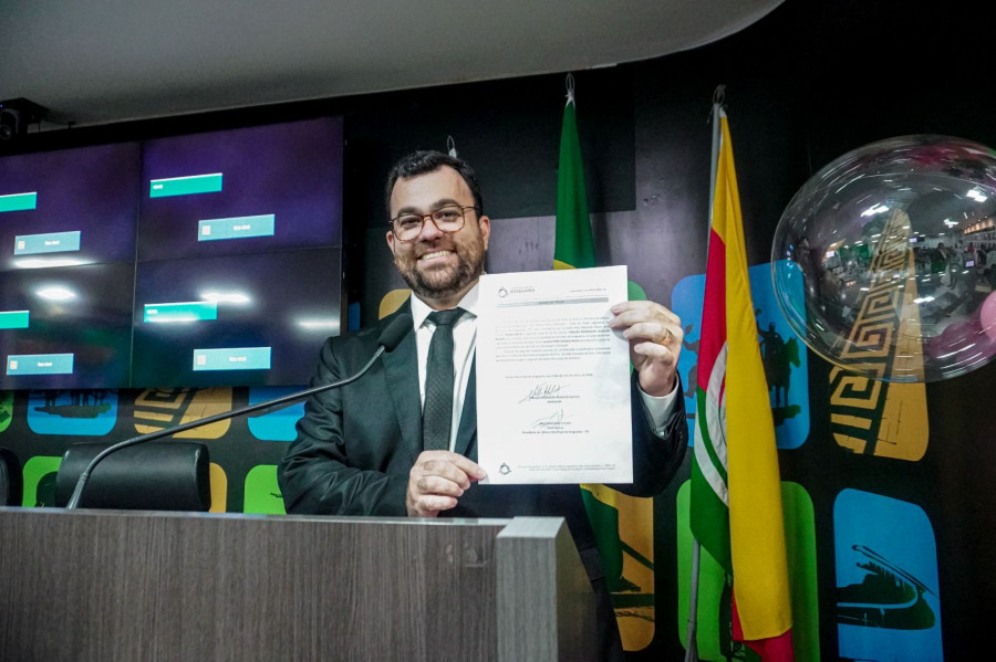 Thalles Rodrigues toma posse como vereador durante sessão solene na Câmara de Araguaína