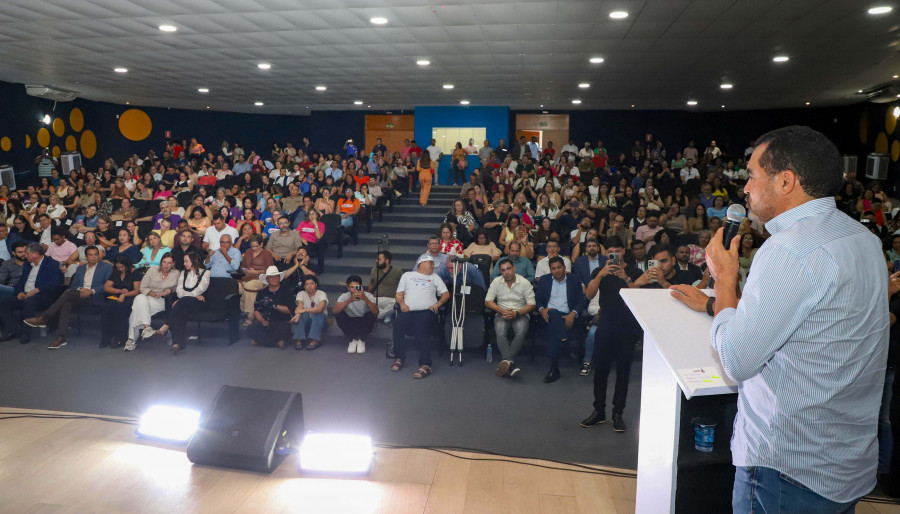 Governador anuncia climatização do refeitório durante entrega de reforma em colégio de Palmas