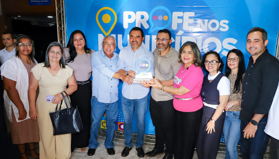 Governador entrega prêmios que reconhecem boas práticas na educação pública em evento na Capital