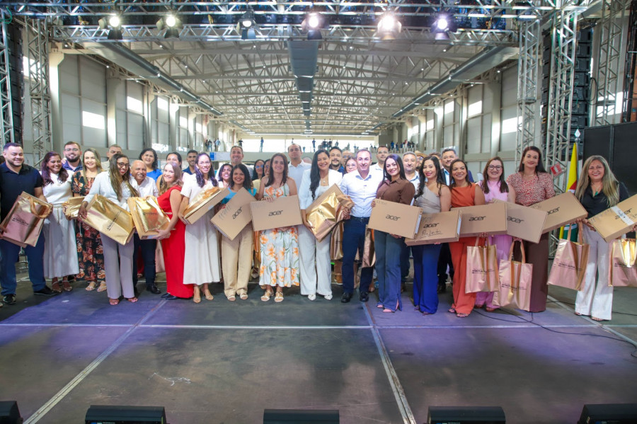 Prefeito Wagner Rodrigues participa da entrega de computadores destinados aos professores da rede municipal durante evento no Centro de Convenções de Araguaína.