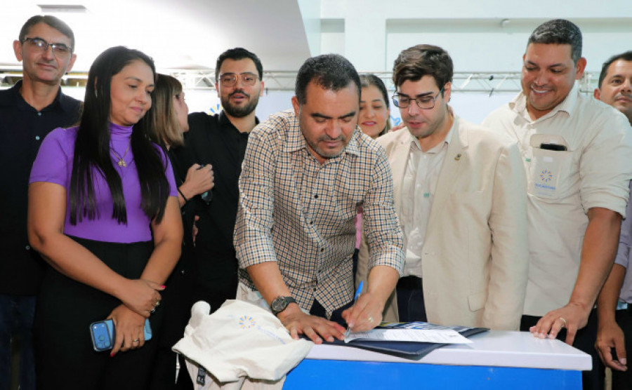  Chefe do Executivo assinou o Projeto de Lei que inclui a pesca esportiva no calendário de modalidades apoiadas pelo Estado - Foto: Adilvan Nogueira/Governo do Tocantins