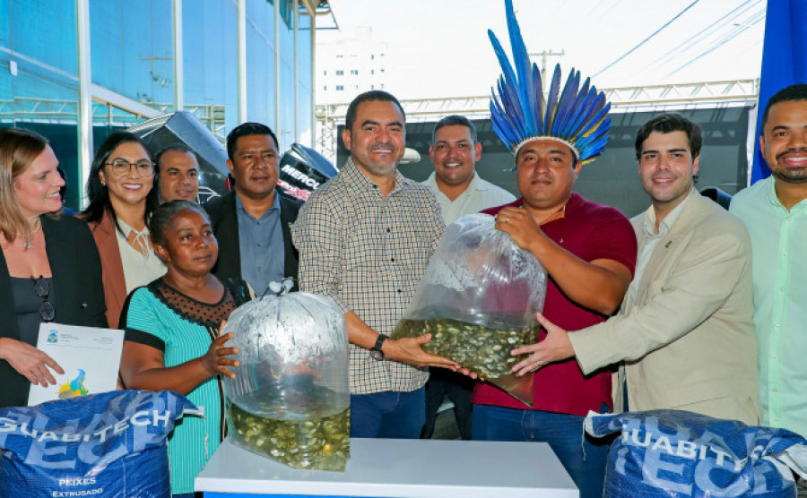  Governador Wanderlei Barbosa entregou alevinos e ração para peixes a 36 famílias tocantinenses - Foto: Adilvan Nogueira/Governo do Tocantins
