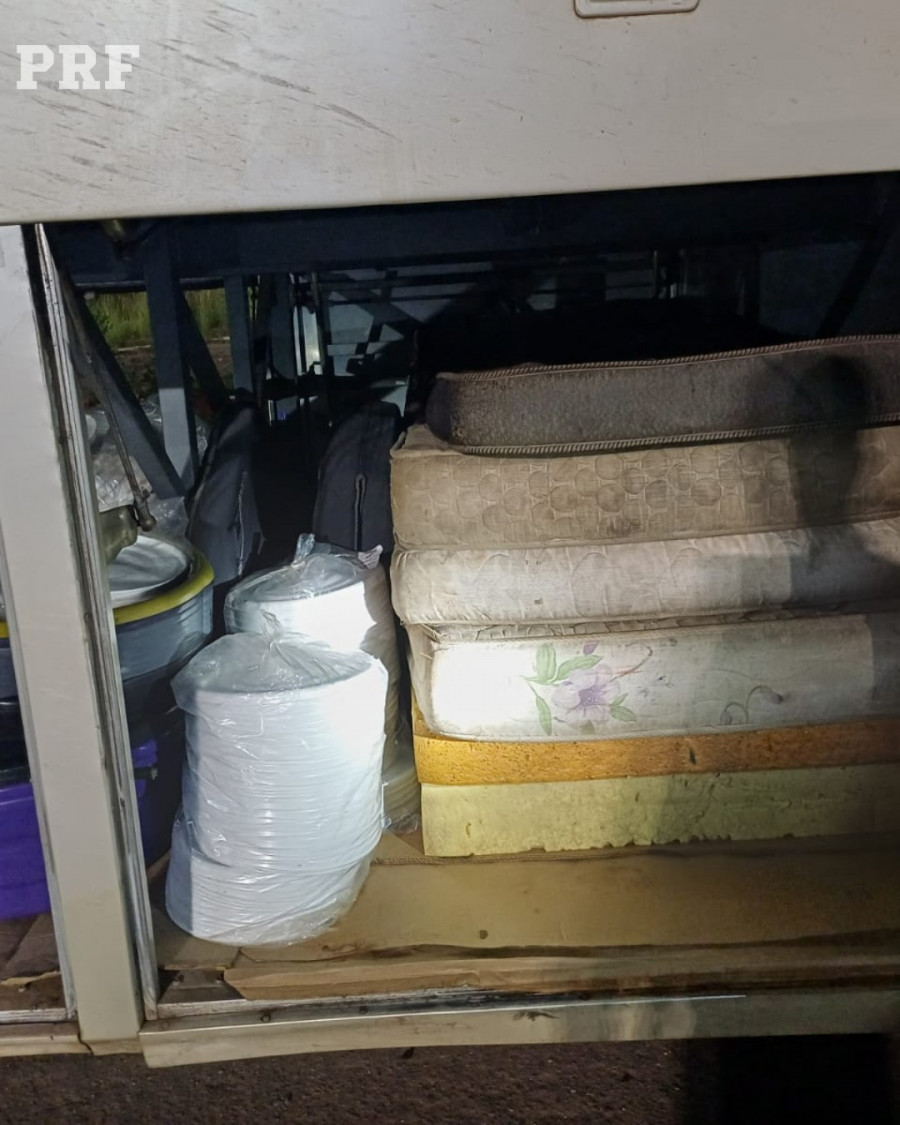 Colchões encontrados em mau estado de conservação dentro do ônibus abordado pela PRF em Araguaína; trabalhadores dormiam no veículo 