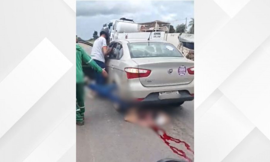 Motociclista ficou preso entre a roda traseira do carro após colisão na BR-153, em Araguaína; vítima foi socorrida em estado grave