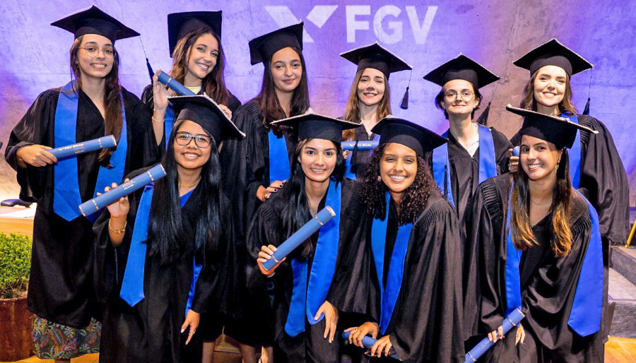  Janaina é graduada em Matemática Aplicada