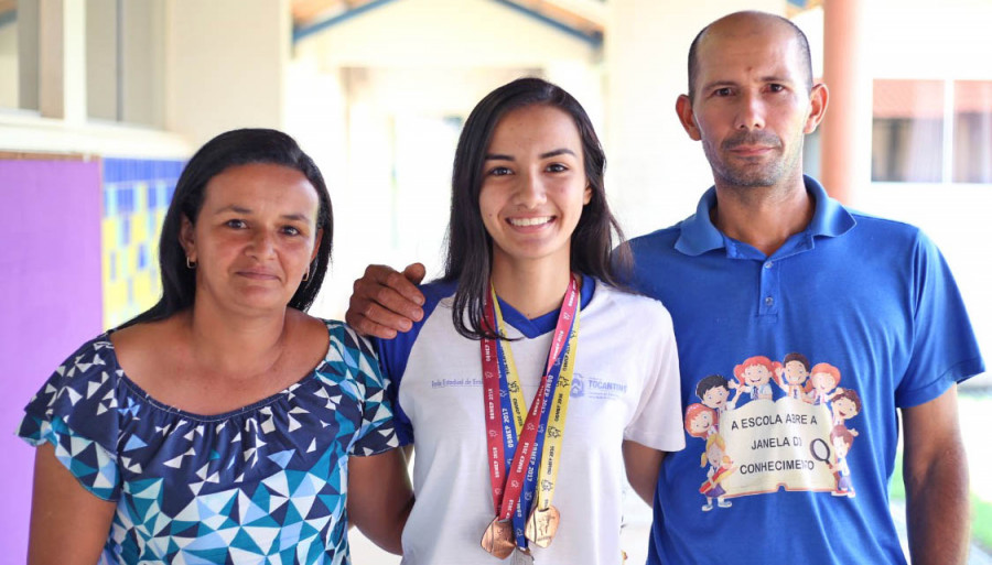  Janaina e seus pais na Escola Meira Matos, em 2019