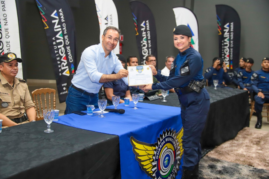 Novos guardas municipais de Araguaína durante cerimônia de formatura no Espaço Cultural, nesta terça-feira (31)