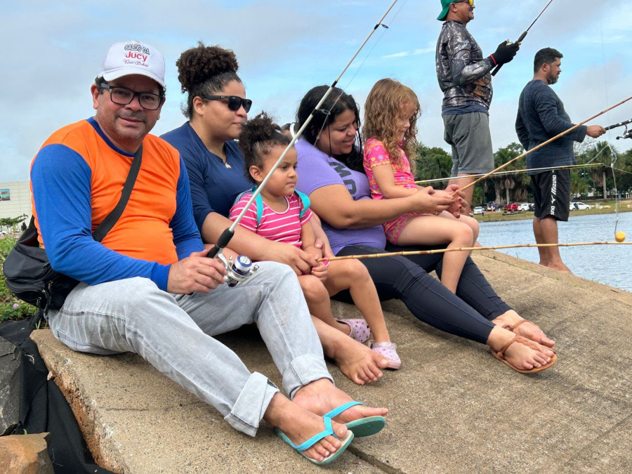 Famílias levaram crianças para vivenciar a pescaria no Lago Azul, transformando o evento em um momento de lazer, aprendizado e recordações afetivas 