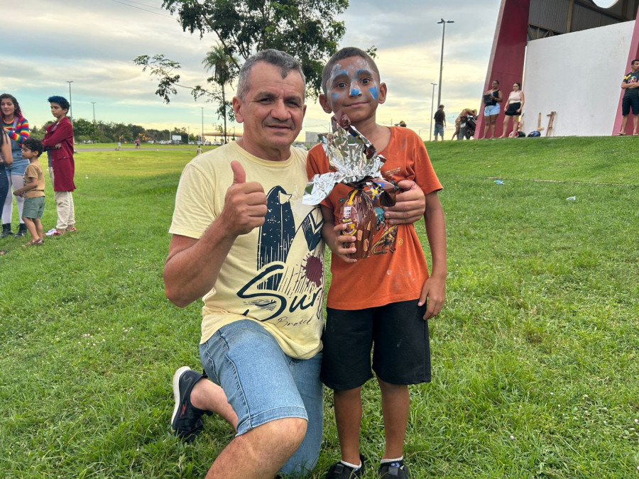 O serrador Walter Maranhão e o filho Moisés, de 7 anos, usaram uma estratégia de divisão de território para encontrar o cupom e garantir o ovo de Páscoa na Vila de Páscoa 