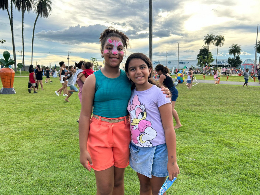 Helena Radassa, de 10 anos, aproveitou sua primeira vez na Vila de Páscoa para fazer pintura facial, dançar com a amiga e caçar ovos no Complexo Pedro Quaresma