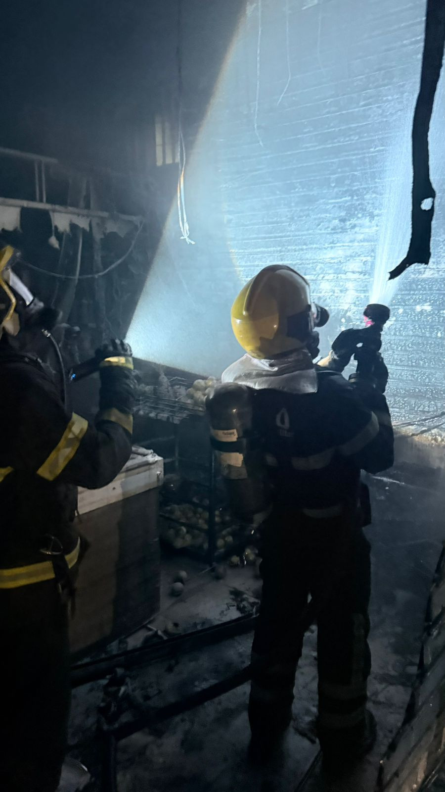 Bombeiros fazem rescaldo das chamas para evitar novos focos. Foto: Divulgação Bombeiros