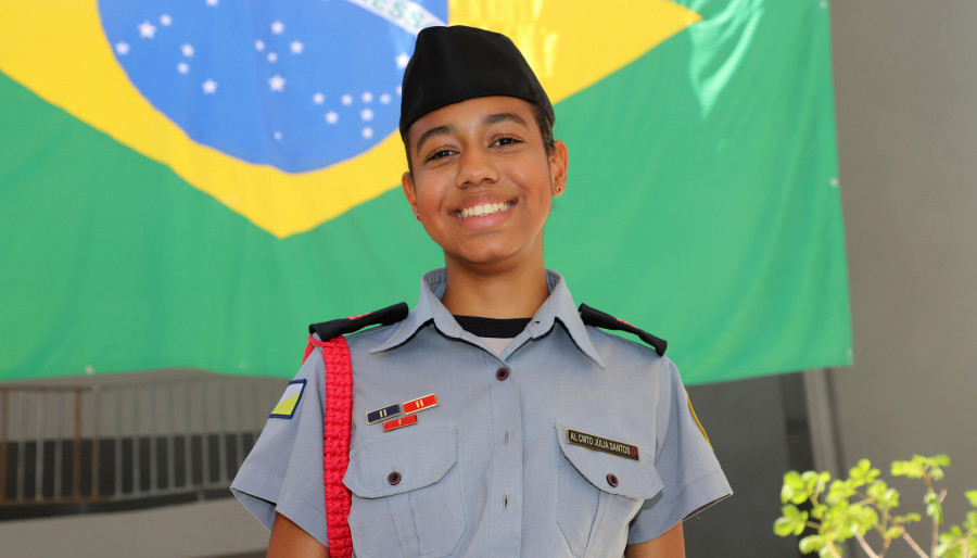 Estudante Júlia Gomes Pires dos Santos celebra a entrega da nova escola. Foto: Esequias Araújo/Governo do Tocantins