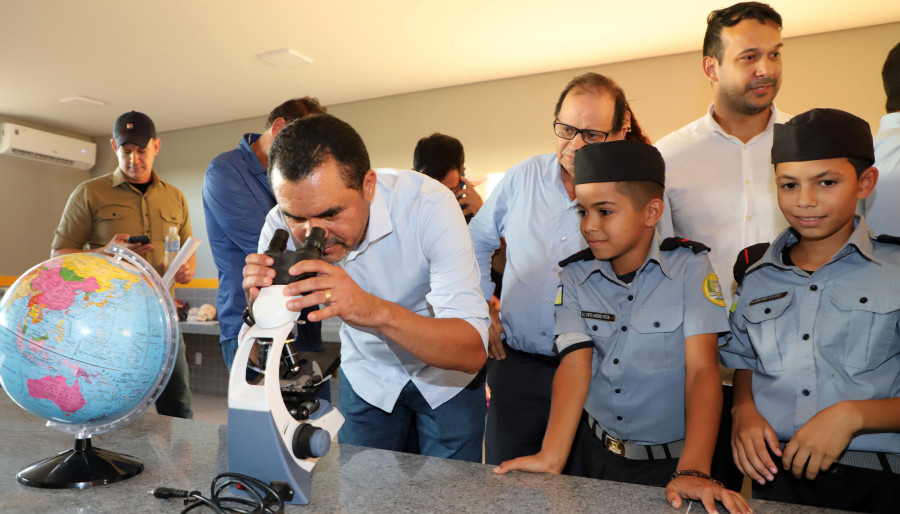 Governador Wanderlei Barbosa visita laboratório do novo Colégio Militar em Araguaína, unidade entregue pelo projeto Obra Toda Semana. Foto: Esequias Araújo/Governo do Tocantins