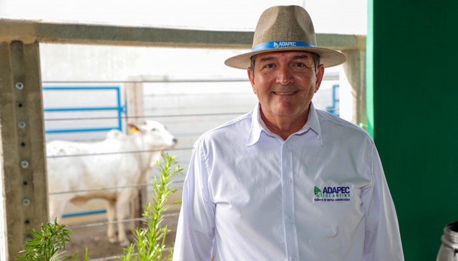 O presidente da Agência de Defesa Agropecuária do Tocantins, Rodrigo Rochael Guerra, acompanha assinatura dos decretos que regulamentam o Programa Rastreia-TO e o Passaporte Equestre 