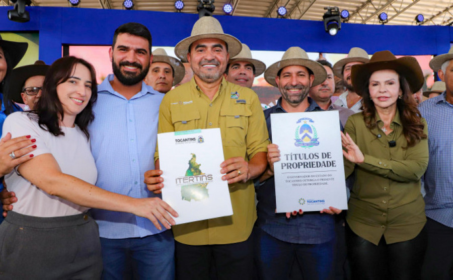 Produtor rural José Marques (ao centro) recebeu do governador Wanderlei Barbosa o título definitivo de sua propriedade, localizada em Taguatinga 