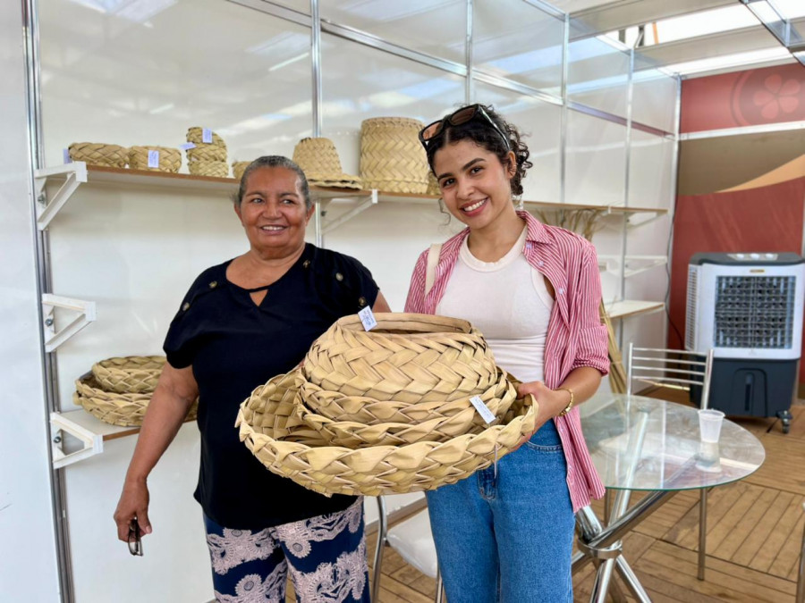 Mestra artesã Tereza Alves dos Santos apresentou peças produzidas com palha de babaçu ao público visitante. Na imagem, ao lado da arquiteta Adelaide Amaral Gomes, que adquiriu artesanato regional durante a feira