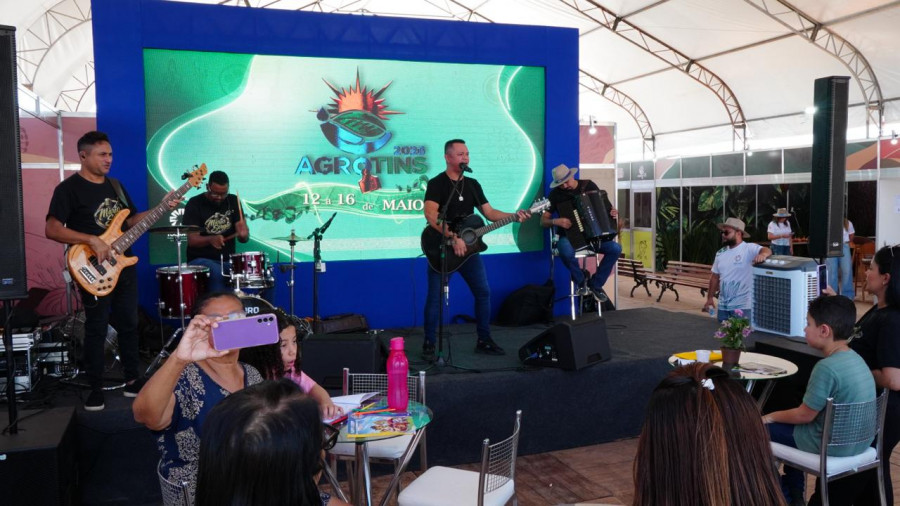  O cantor Mário Sérgio animou o público da Agrotins 2026 com repertório de forró, sertanejo e música regional no palco do Pavilhão da Cultura