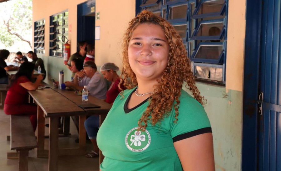 Estudante Júlia Victória Lima de Araújo comemorou a assinatura da Ordem de Serviço - Foto: Márcio Vieira/Governo do Tocantins