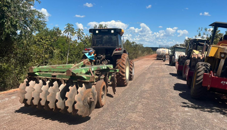 Trecho da TO 164 entre Abreulândia e Dois Irmãos recebe melhorias para fortalecer o escoamento da produção e a mobilidade da população.(Foto: Hérica Valim/Governo do Tocantins) 