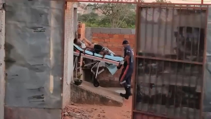 Vítima sendo atendida pela equipe do Samu. Foto: Araguaína Notícias