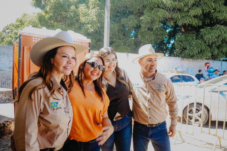 Durante a 36ª Cavalgada de Araguaína, a senadora Professora Dorinha percorreu o trajeto ao lado de autoridades e recebeu o carinho da população.