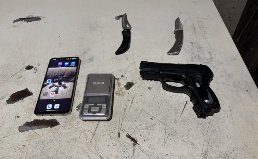 Simulacro de arma de fogo foi apreendido com um dos suspeitos — Foto: Divulgação/PC-TO