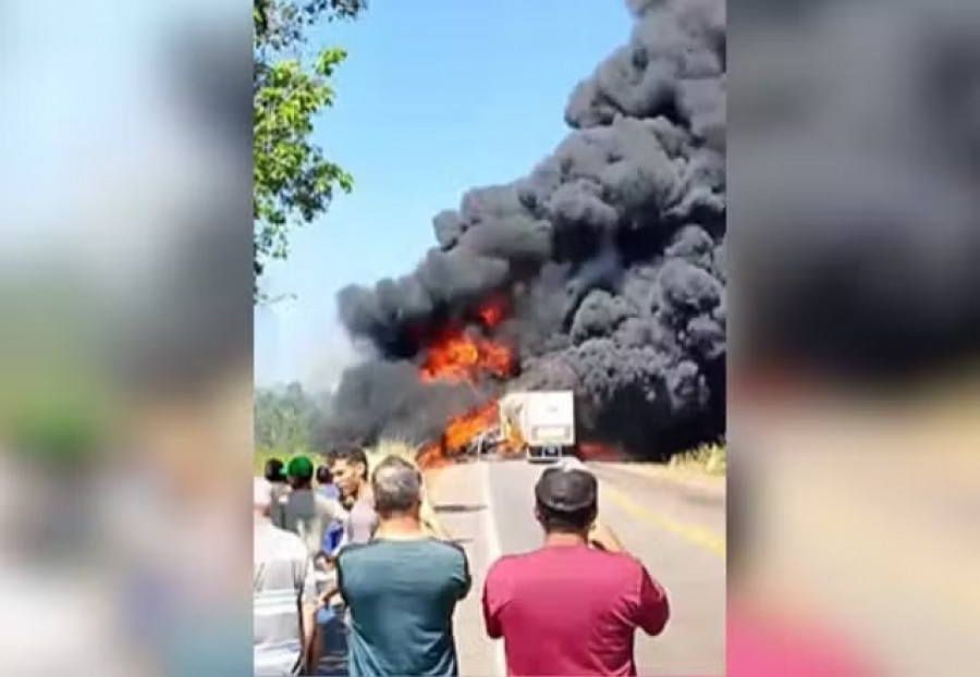Caminhões pegam fogo após acidente e BR-153 fica interditada no Tocantins — Foto: Reprodução/Instagram Gurupi Memes