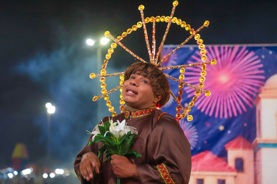 Com o espetáculo "Santo que casa faz milagre", a quadrilha apresentou uma divertida comédia romântica regional 