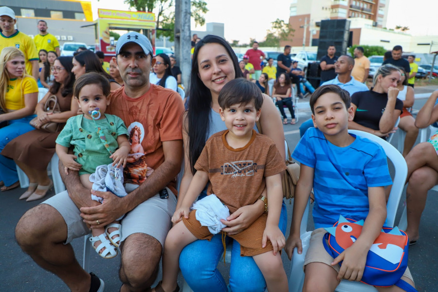 Pais Thays Almeida e Alexandre Oliveira Silva e já garantiram vaga para seus filhos. Foto: Marcos Filho/Secom Araguaína
