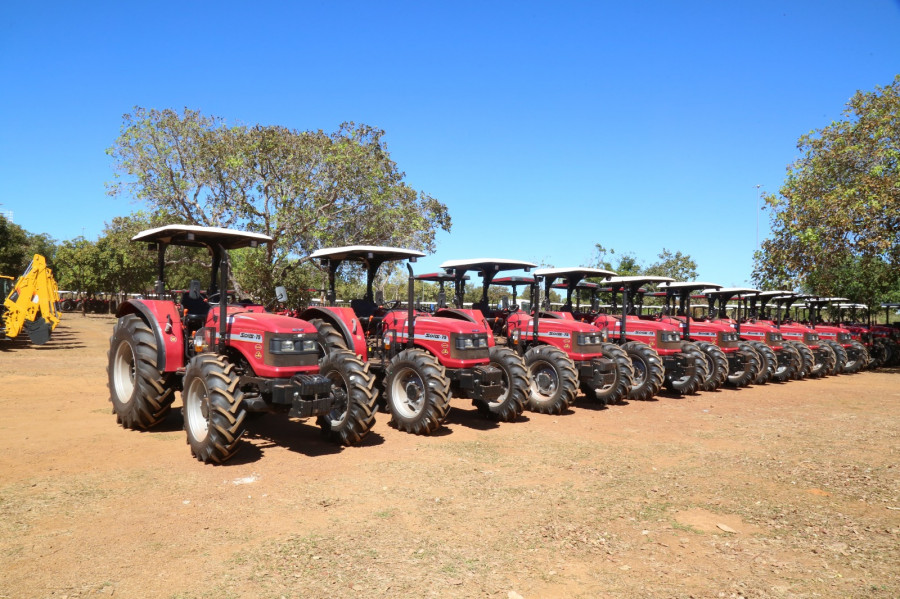 Entrega de 55 tratores a produtores no Tocantins 