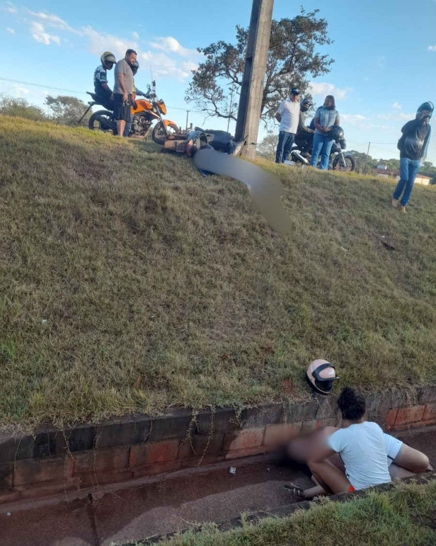 Passageira da moto foi arremessada e caiu em vala as margens da rodovia. Foto: Divulgação