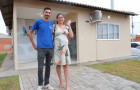 O casal Cléber Carlos e Maria Michele assinaram contrato para a aquisição da casa própria no Residencial Parque do Lago.