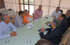 Governador em exercício, Amélio Cayres, com diretores da empresa Porto Praia Norte