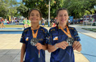 Estudantes Maria Vitória Alves de Souza Dias (esquerda) e Lara Emanuelly Vasconcelos da Silva (direita) surpreenderam e conquistaram a prata no wrestling