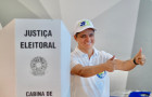 Candidato Jorge Frederico na cabine de votação