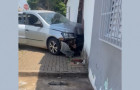 Motorista colide contra parede de igreja e foge em seguida