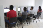  Alunos realizam prova teórica do Detran na modalidade eletrônica, uma iniciativa que integra o processo de modernização dos serviços