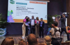  A estudante Marianny e a professora Moab recebendo a premiação regional na olimpíada