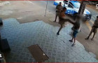 Policial militar chuta peito de homem em frente a distribuidora em Guaraí 