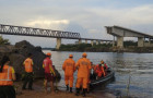 Bombeiros atuando no resgate de vítimas. 