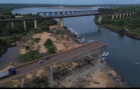 Veículos conseguiram parar sobre a ponte e não caíram no Rio Tocantins 