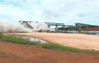 Na imagem, implosão dos restos da ponte JK realizada neste domingo, 2