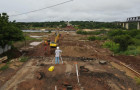 Homens trabalhando na reconstrução da ponte 