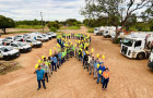 Colaboradores da BRK formam o símbolo do Maio Amarelo com balões e destacam o compromisso com a segurança no trânsito
