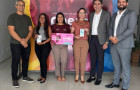 Entrega dos prêmios da campanha Meus Amores reuniu os ganhadores, vendedoras e a diretoria da ACIARA. Na imagem: Presidente Fábio Lopes, Vice-presidente Tomas Vaz e o Diretor Roger Kuhn, ao lado das premiadas.