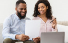  O direito se estende tanto à casados quanto a pessoas que vivem em união estável, desde que o vínculo conjugal seja comprovado.