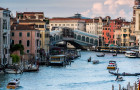 Bacaro tradicional em Veneza serve cicchetti típicos à beira do canal, proporcionando uma das experiências mais autênticas da cidade.