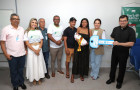 O título reforça o compromisso do Município em desenvolver políticas públicas e garantir a prioridade dos cuidados com a primeira infância na agenda municipal.