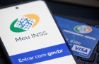 Aposentados poderão resolver questões do INSS em agências dos Correios: atendimento gratuito e prioritário começa em 30 de maio.