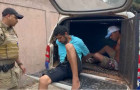 Suspeitos foram presos próximo ao local do crime ainda com os mesmos trajes usados durante o ataque.